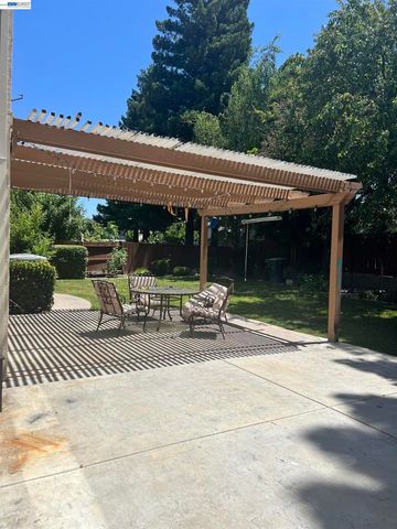 1058 Junction Dr, Manteca, CA 95337
