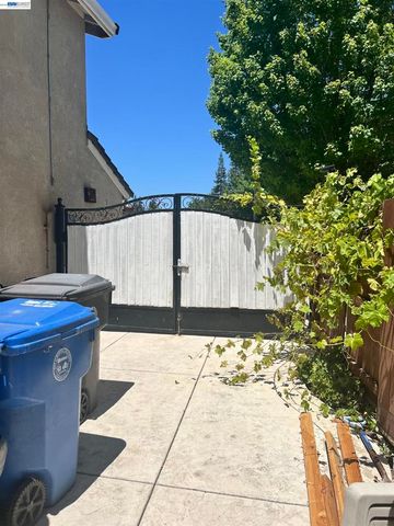 1058 Junction Dr, Manteca, CA 95337