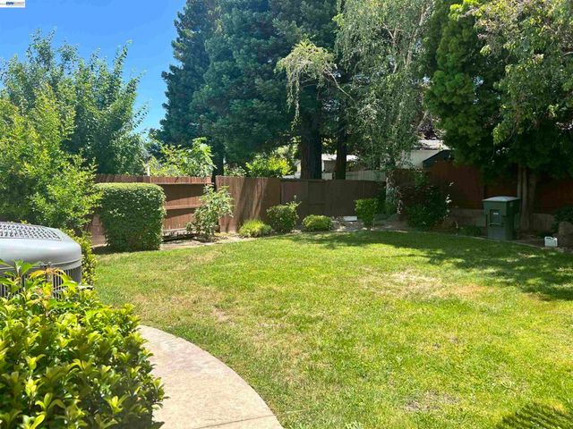 1058 Junction Dr, Manteca, CA 95337
