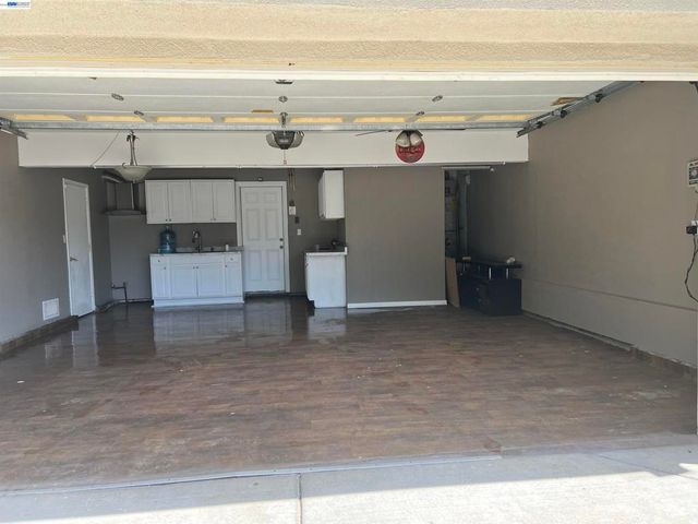 1058 Junction Dr, Manteca, CA 95337