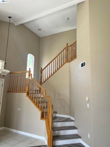 1058 Junction Dr, Manteca, CA 95337