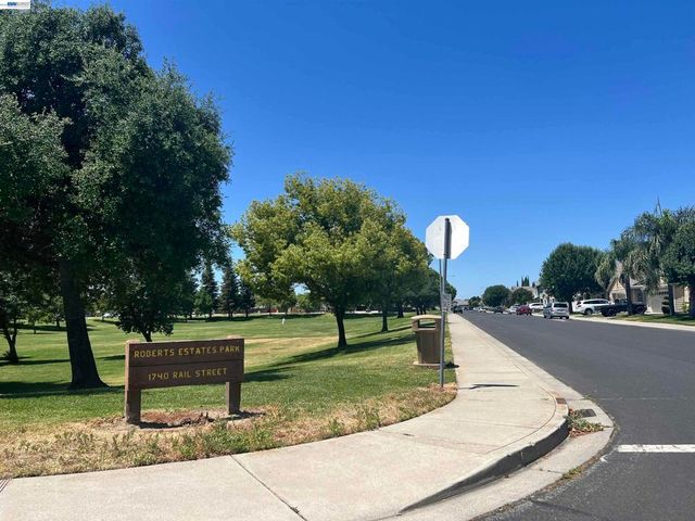 1058 Junction Dr, Manteca, CA 95337