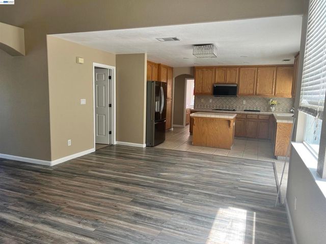 1058 Junction Dr, Manteca, CA 95337