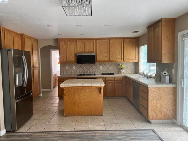 1058 Junction Dr, Manteca, CA 95337