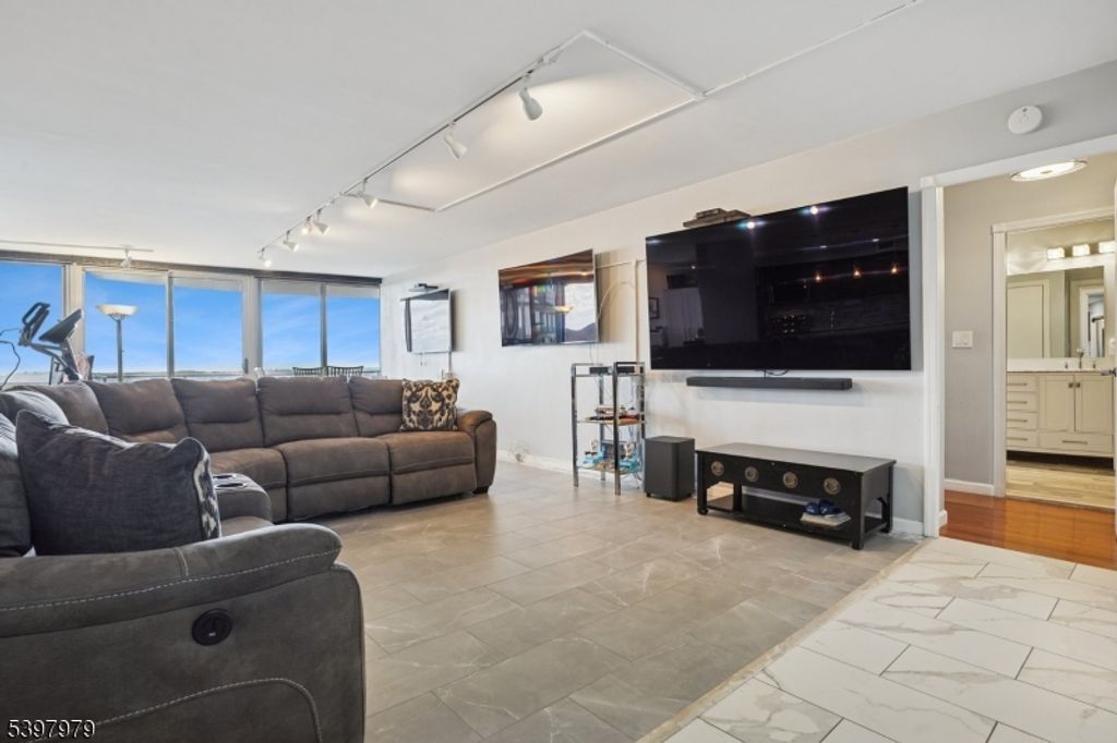 1 Claridge Dr Apt 702 702, Verona Twp., NJ 07044