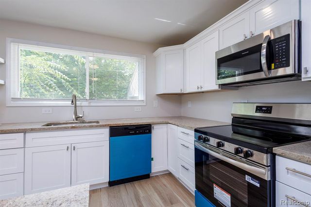 35095 Bridgeman Street, Farmington Hills, MI 48335
