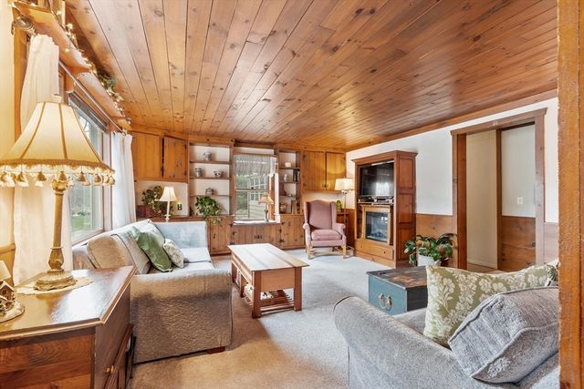 21 Beal St, Lunenburg, MA 01462