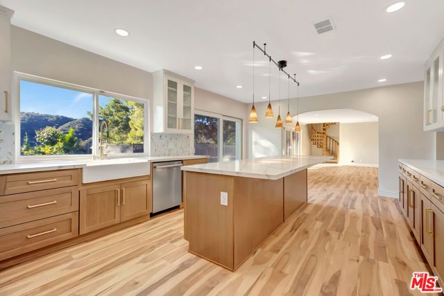 16608 Park Lane Circle, Los Angeles, CA 90049