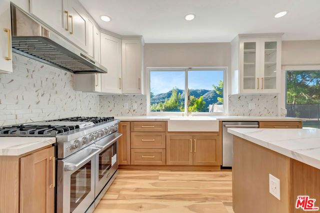 16608 Park Lane Circle, Los Angeles, CA 90049