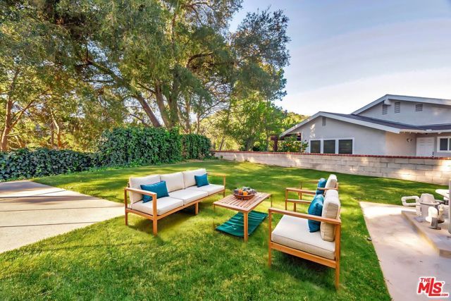 16608 Park Lane Circle, Los Angeles, CA 90049