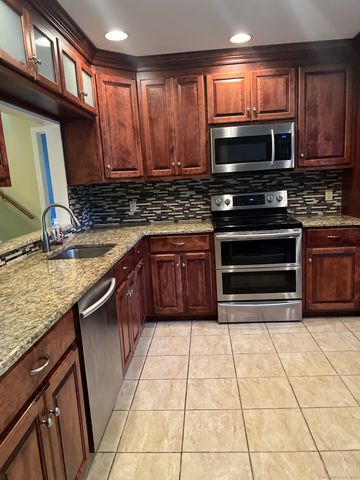 34 Simsbury Landing 34, Simsbury, CT 06070