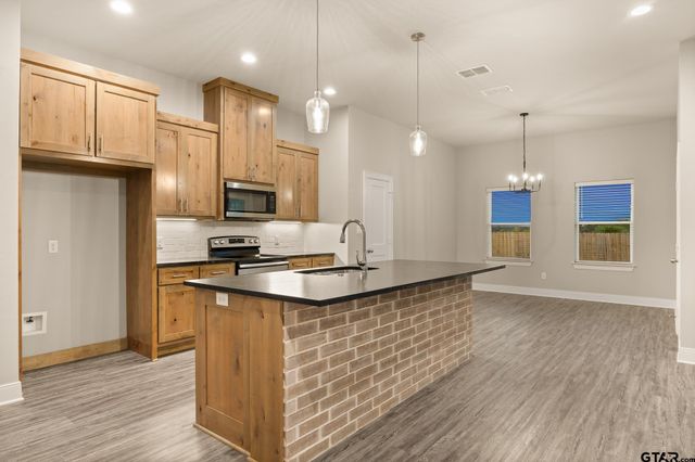 1621 Legacy dr, Tyler, TX 75703