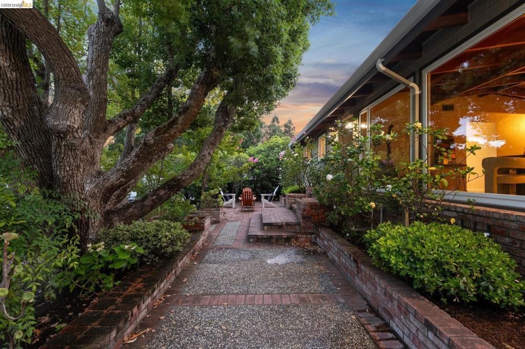 Image 5 of property listing at 2645 Buenos Aires Ct, Walnut Creek, CA 94597