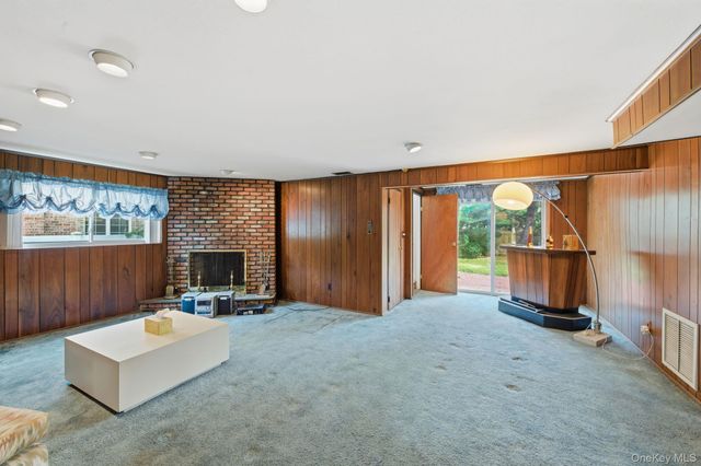 18 Dunhill Road, Manhasset Hills, NY 11040