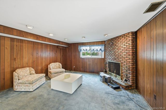 18 Dunhill Road, Manhasset Hills, NY 11040