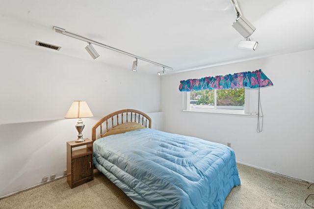 18 Dunhill Road, Manhasset Hills, NY 11040