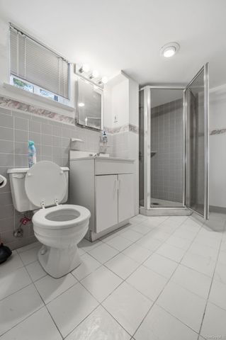 18 Dunhill Road, Manhasset Hills, NY 11040