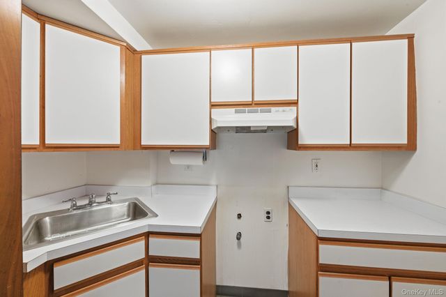 18 Dunhill Road, Manhasset Hills, NY 11040