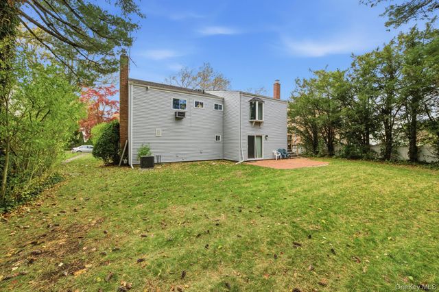 18 Dunhill Road, Manhasset Hills, NY 11040