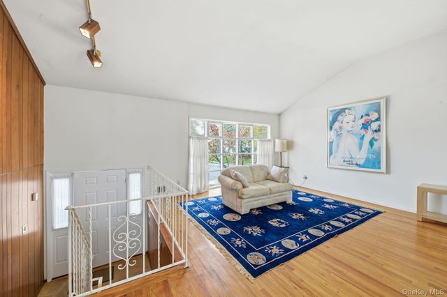 18 Dunhill Road, Manhasset Hills, NY 11040