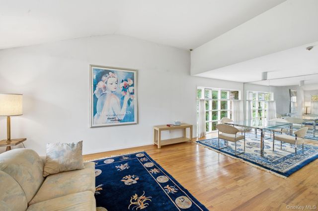 18 Dunhill Road, Manhasset Hills, NY 11040