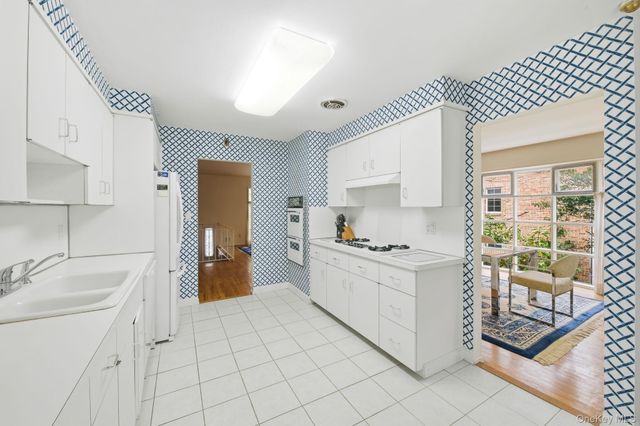 18 Dunhill Road, Manhasset Hills, NY 11040