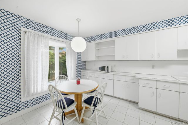 18 Dunhill Road, Manhasset Hills, NY 11040