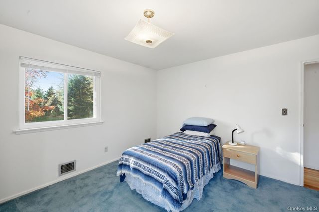 18 Dunhill Road, Manhasset Hills, NY 11040