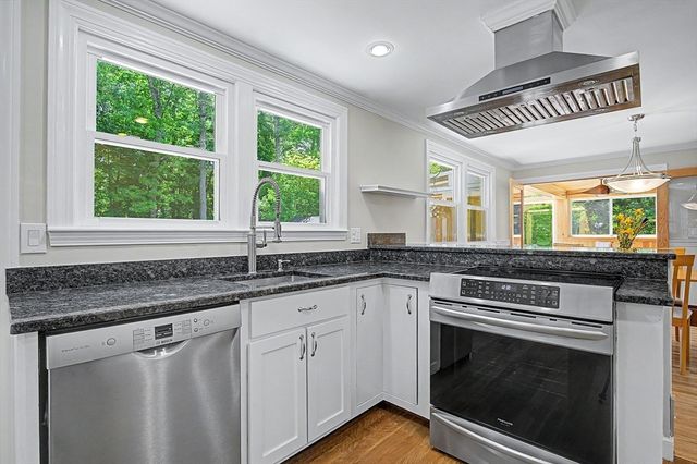 10 Fleetwood Drive, Norfolk, MA 02056