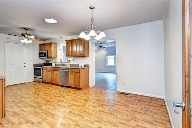 863 Wilmont LN, Newport News, VA 23608