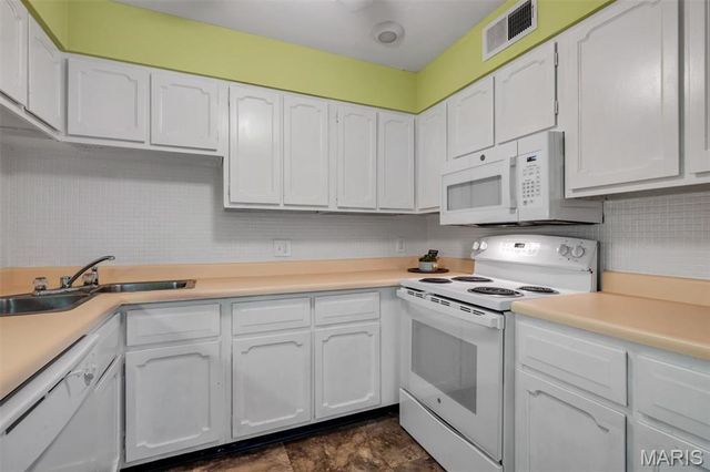 10117 Sakura Drive F, St Louis, MO 63128