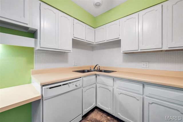 10117 Sakura Drive F, St Louis, MO 63128