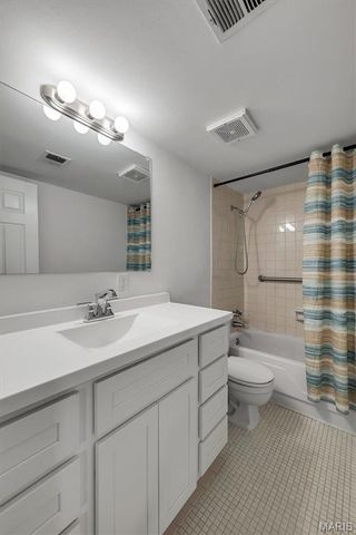 10117 Sakura Drive F, St Louis, MO 63128