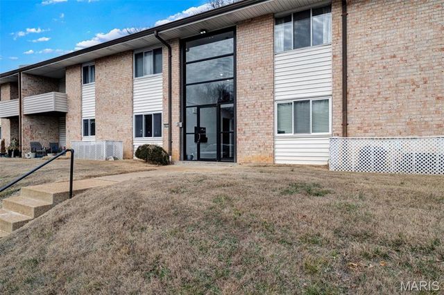 10117 Sakura Drive F, St Louis, MO 63128