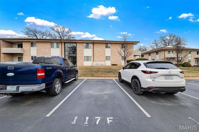 10117 Sakura Drive F, St Louis, MO 63128