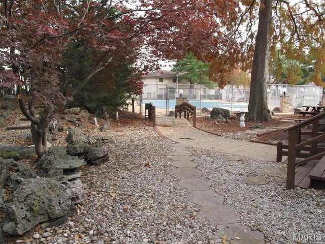 10117 Sakura Drive F, St Louis, MO 63128