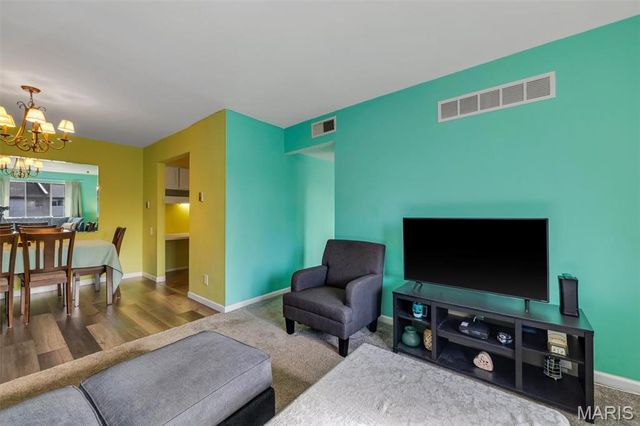 10117 Sakura Drive F, St Louis, MO 63128