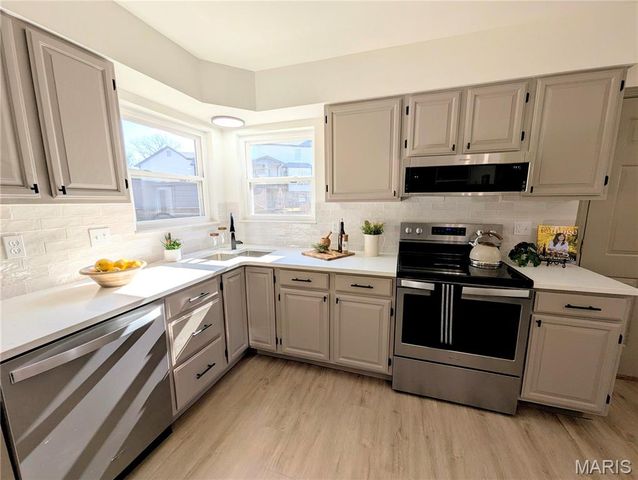 7008 Willow Stream Court, Oakville, MO 63129