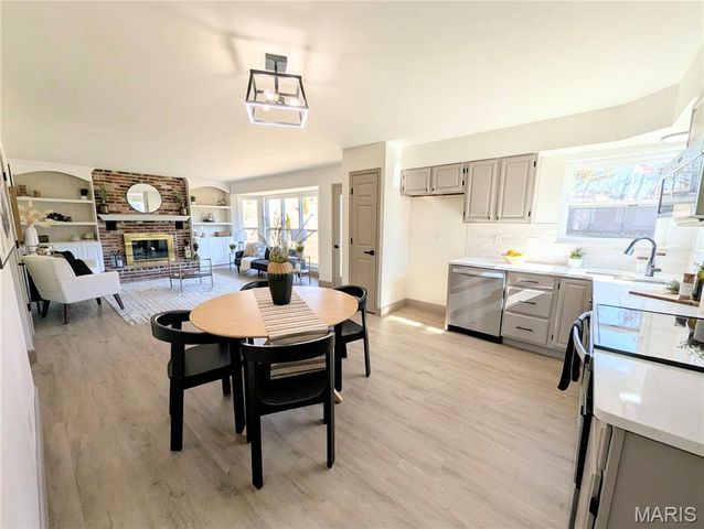 7008 Willow Stream Court, Oakville, MO 63129