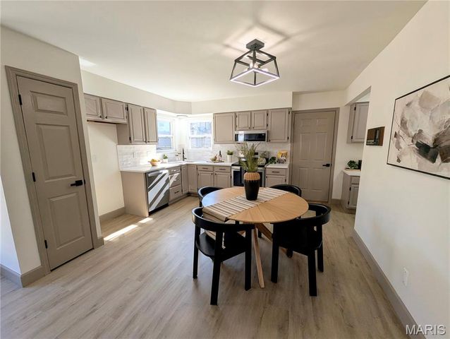 7008 Willow Stream Court, Oakville, MO 63129