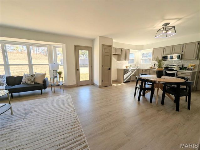 7008 Willow Stream Court, Oakville, MO 63129