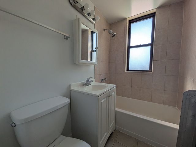 2704 N Sawyer Avenue 210, Chicago, IL 60647