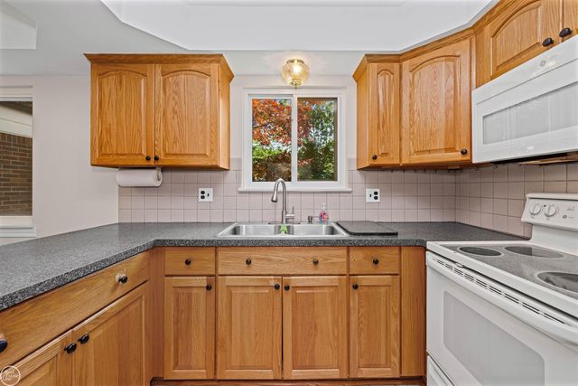 11240 Hanna Drive, Sterling Heights, MI 48312