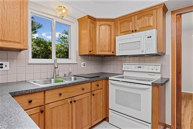 11240 Hanna Drive, Sterling Heights, MI 48312