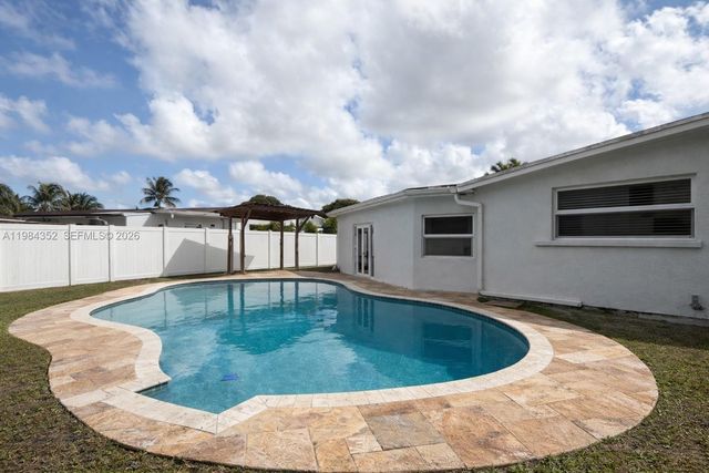 6527 NW 2nd St, Margate, FL 33063