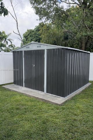 6527 NW 2nd St, Margate, FL 33063