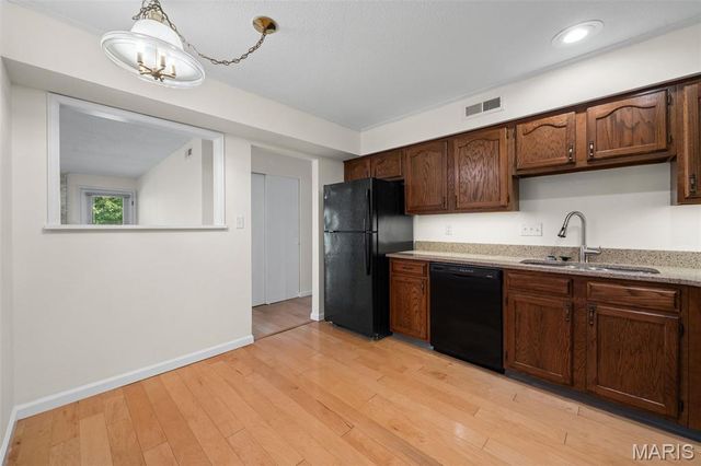 1968 Meadowtree Lane 5, Kirkwood, MO 63122