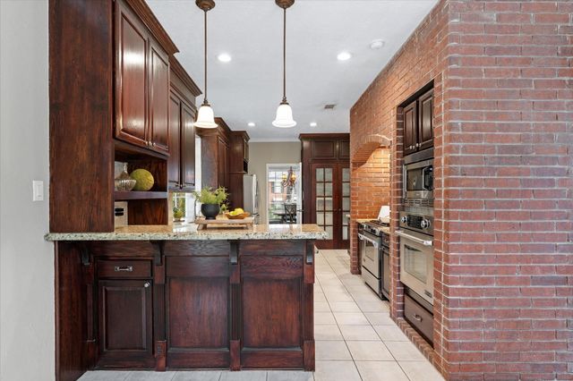 11 Golden Place, The Woodlands, TX 77381