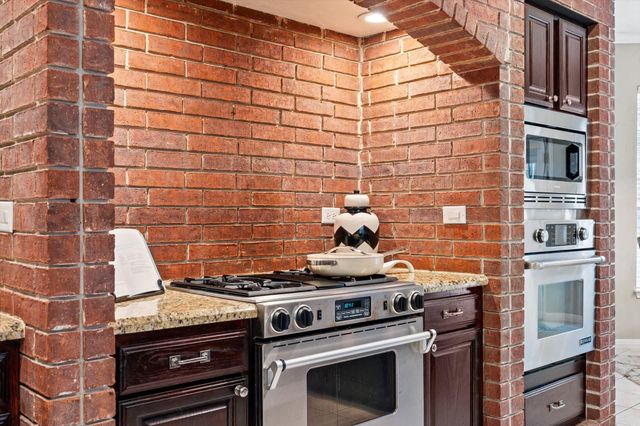 11 Golden Place, The Woodlands, TX 77381