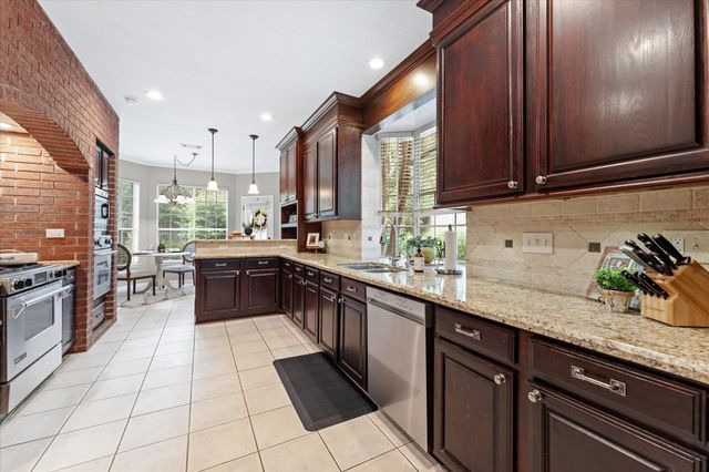 11 Golden Place, The Woodlands, TX 77381